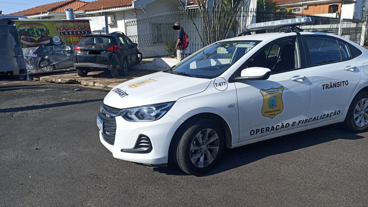 Foto 3 de 3 — Motorista perde controle, bate em trailer de lanches e arranca portão em Araraquara